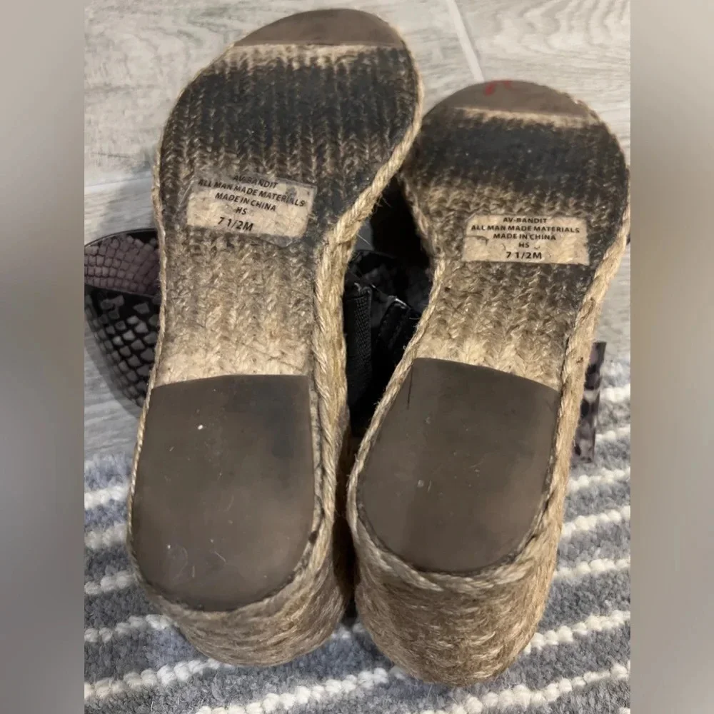 Adrienne Vitadini Size 7 1/2 Bandit wedge sandals